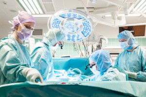 Kirurgit leikkaussalissa